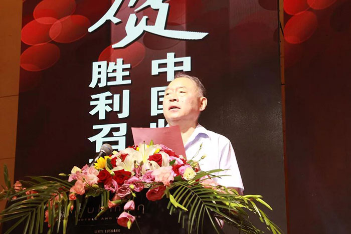 中國(guó)林產(chǎn)工業(yè)協(xié)會(huì)秘書(shū)長(zhǎng)石峰先生